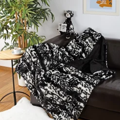 Sigikid Finde Dein Beast|Beasts Kuscheldecke Plusch, Schwarz/Weis